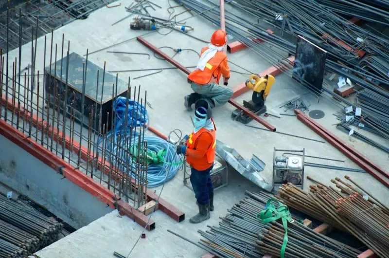 Obreros revisando el armado de acero en una obra de construcción