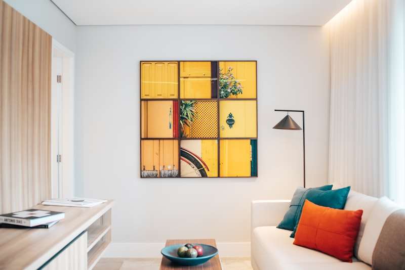 Sala moderna con muebles de madera y cuadro decorativo