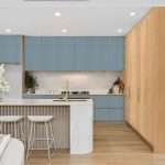 Ambiente decorado con melamina Primacor Bacatá acabado azul grisáceo